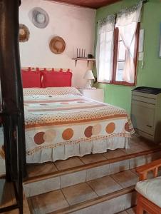 een slaapkamer met een groot bed met rode en groene muren bij Casa de Olga in Tandil