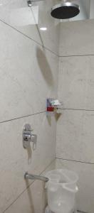 Ένα μπάνιο στο Hotel Nishara