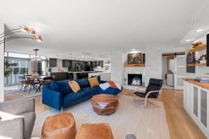 Una sala de estar con un sofá azul y una cocina. en 1777 Larimer 910, en Denver