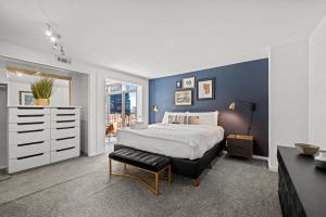 Un dormitorio con una cama tamaño king y una cómoda. en 1777 Larimer 910, en Denver