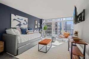 Una sala de estar con un sofá y una ventana grande. en 1777 Larimer 910, en Denver