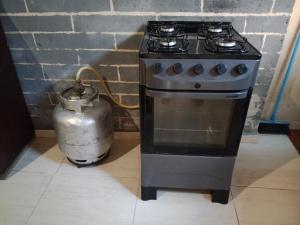 Una estufa y una tetera en una cocina en Quarto completo, en Ananindeua 6 fotos más