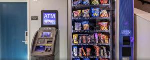 uma máquina de refrigerantes com um celular ao lado em Park Inn by Radisson em Grand Island mais 3 fotografias