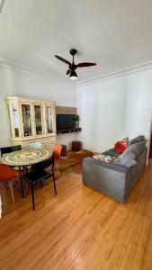 a living room with a couch and a table at Apartamento na praia in Balneário Camboriú +3 photos