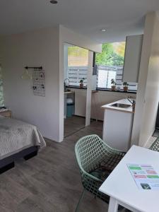 a room with a bed and a table and a kitchen at Sfeervolle 2 persoons studio in Bakkeveen in Bakkeveen +6 photos