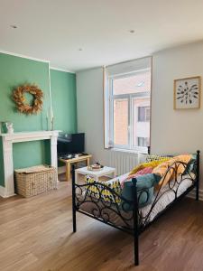 ein Schlafzimmer mit einem Bett in einem Zimmer mit einem Fenster in der Unterkunft La Gravelinoise 2 in Gravelines