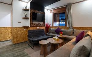 舍夫沙万DAR BLANCA的客厅里有一张沙发和一张桌子。