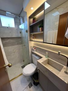 un bagno con wc, doccia e lavandino di Ap Setor universitário a Goiânia
