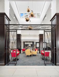 een lobby van een hotel met rode stoelen en tafels bij Hilton Garden Inn New Braunfels in New Braunfels