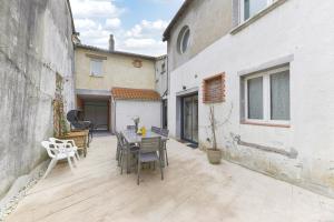 Το κτήριο όπου στεγάζεται  η παραθεριστική κατοικία