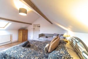 1 Schlafzimmer mit 2 Betten im Dachgeschoss in der Unterkunft Prince Rupert's cottage with garden in Sibbertoft