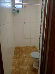 Un baño con inodoro y ducha en Quarto completo, en Ananindeua