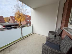 einen Balkon mit 2 Stühlen und Blick auf ein Gebäude in der Unterkunft Modernes Studio mit Balkon & Parkplatz, Wifi- K#1 in Osterholz-Scharmbeck