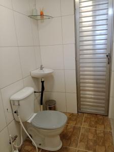un baño con inodoro y lavabo en Quarto completo, en Ananindeua