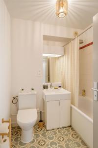 Ένα μπάνιο στο Studio lumineux et élégant au cœur de Lille