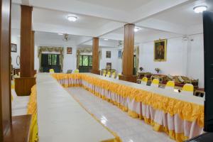 a hall with a long table with yellow chairs at จักรพันธ์วอลเลย์ in Ban Bang Toei (1)