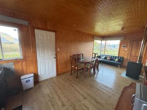 a dining room with a table and chairs in a house at Cabaña Pueblo Hundido in Futrono