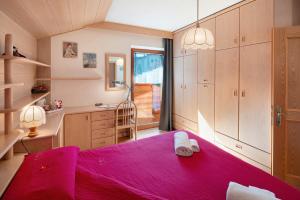 Ένα ή περισσότερα κρεβάτια σε δωμάτιο στο Ciasa Giorgina a Pozza di Fassa