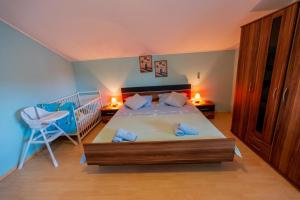 Un dormitorio con una cama, un escritorio y una silla. en Apartmani-Finka, en Vodice