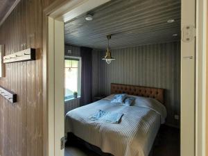 Un dormitorio con una cama con almohadas azules. en Mountain Apartment With Views Of Vemdalsskalet, en Vemdalen