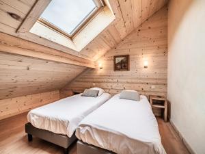 Ένα ή περισσότερα κρεβάτια σε δωμάτιο στο Appartement Duplex au Cœur des Gets - 3 Chambres, 3 SDB, Proche Pistes et Commerces, Garage Privé - FR-1-671-80