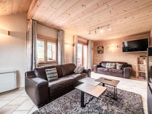 Μια τηλεόραση ή/και κέντρο ψυχαγωγίας στο Appartement Duplex au Cœur des Gets - 3 Chambres, 3 SDB, Proche Pistes et Commerces, Garage Privé - FR-1-671-80