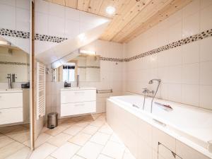 Ένα μπάνιο στο Appartement Duplex au Cœur des Gets - 3 Chambres, 3 SDB, Proche Pistes et Commerces, Garage Privé - FR-1-671-80 +19 φωτογραφίες