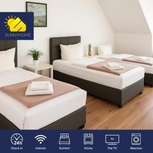 twee bedden in een kamer met wit en bruin bij SUNNYHOME Monteurwohnungen und Apartments nahe Regensburg in Nittendorf