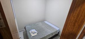 En eller flere senge i et værelse på Casa Completa com 2 Quartos Conforto e Espaço