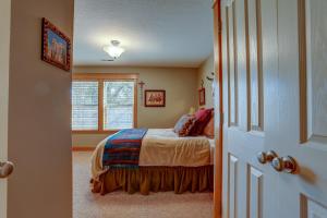 a bedroom with a bed and a window at Wanderlust in Hood River