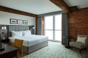 Ένα ή περισσότερα κρεβάτια σε δωμάτιο στο Manchester Marriott Victoria & Albert Hotel