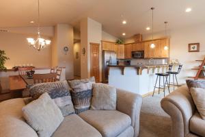 a living room with a couch and a kitchen at River Scene 30 Night Minimum in White Salmon
