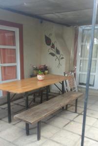 een houten tafel en een bank in een kamer bij Casa de Olga in Tandil +4 foto's