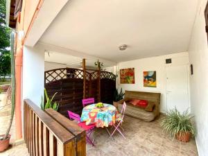 Posezení v ubytování Charmant appartement à Petit-Bourg, 44 m², piscine privée