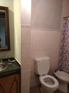 een badkamer met toilet en wastafel bij Casa de Olga in Tandil
