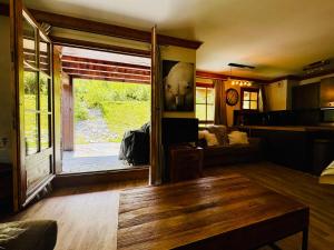 una sala de estar con una gran puerta corredera de cristal en 2 Bed Apartment - Arc 1950 - Prince des Cimes, en Arc 1950