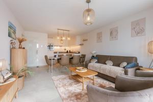 Χώρος καθιστικού στο Balcony Beach & Pool Access Family-Friendly Stay