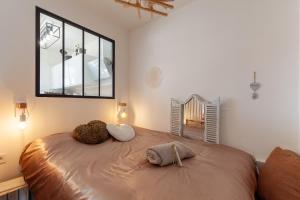 ein Schlafzimmer mit einem großen Bett mit einem Teddybär darauf in der Unterkunft Appartement 4 personnes proche port in Sanary-sur-Mer + 12 Fotos