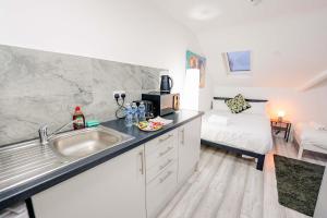 Η κουζίνα ή μικρή κουζίνα στο Modern Cosy Studio Getaway - Fast WiFi