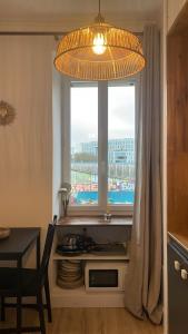 cocina con mesa y ventana con vistas en Studio République, en Nantes