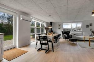 een eetkamer en woonkamer met een tafel en stoelen bij C11690-Hemmet-Lukkebjerg-7 in Falen