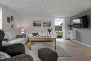 een woonkamer met een bank en een tafel bij C11690-Hemmet-Lukkebjerg-7 in Falen