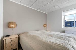 een witte slaapkamer met een bed en een raam bij C11690-Hemmet-Lukkebjerg-7 in Falen