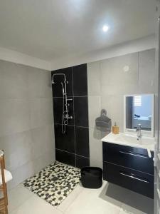 a bathroom with a sink and a shower at Appartement charmant avec piscine partagée à Le François in Bois-Neuf