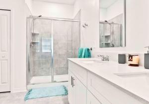 温特黑文Casa Inman - 3BR Luxury Stay Minutes from Legoland的带淋浴和水槽的白色浴室