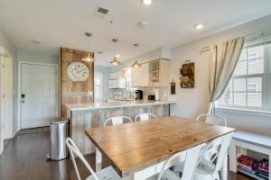 Η κουζίνα ή μικρή κουζίνα στο 3 Mi to Dtwn! Holiday Hills Golf Retreat