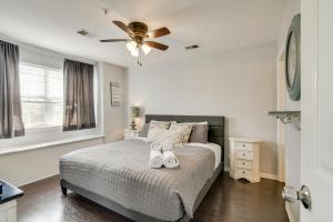 Ένα ή περισσότερα κρεβάτια σε δωμάτιο στο 3 Mi to Dtwn! Holiday Hills Golf Retreat +21 φωτογραφίες