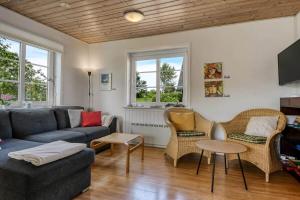 una sala de estar con un sofá y sillas en C11738-Norre-Nebel-Lydumvej-88, en Rærup