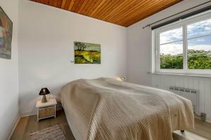 Una habitación blanca con una cama y una ventana en C11738-Norre-Nebel-Lydumvej-88, en Rærup 26 fotos más