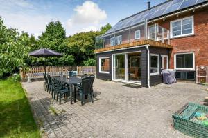 Un patio con una mesa y sillas frente a una casa. en C11738-Norre-Nebel-Lydumvej-88, en Rærup